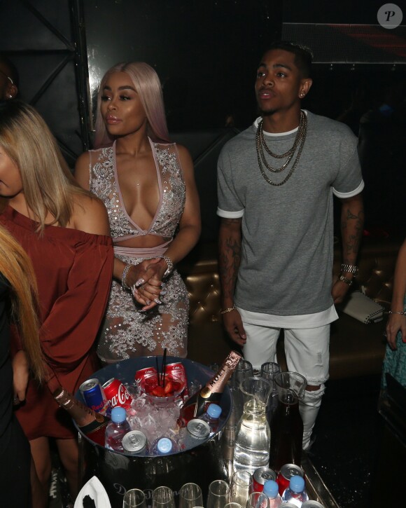 Blac Chyna fait la fête avec son nouveau compagnon Mechie au Mynt Lounge à Miami. Blac porte du vernis à ongles XXL à paillettes. Le 21 juillet 2017