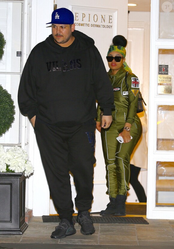 Rob Kardashian et sa compagne Blac Chyna s'embrassent à la sortie du centre de dermatologie Epione à Beverly Hills, le 18 février 2016.