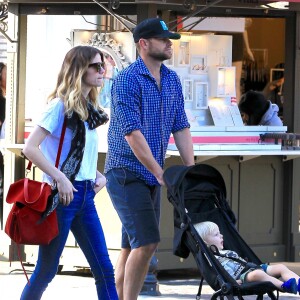 Exclusif - Brooklyn Decker et son mari Andy Roddick font du shopping avec leur fils Hank Roddick à The Grove à Hollywood, le 11 avril 2017.