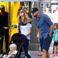 Exclusif - Brooklyn Decker et son mari Andy Roddick font du shopping avec leur fils Hank Roddick à The Grove à Hollywood, le 11 avril 2017.