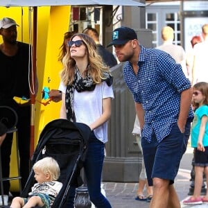 Exclusif - Brooklyn Decker et son mari Andy Roddick font du shopping avec leur fils Hank Roddick à The Grove à Hollywood, le 11 avril 2017.