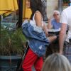 Exclusif - Brooklyn Beckham est allé diner en amoureux avec sa compagne Madison Beer à The Grove à Hollywood le 23 juillet 2017