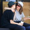Exclusif - Ellen Page câline et embrasse sa compagne Emma Portner après avoir acheté des cafés à emporter au Cafe Gratitude à West Hollywood, le 12 juillet 2017