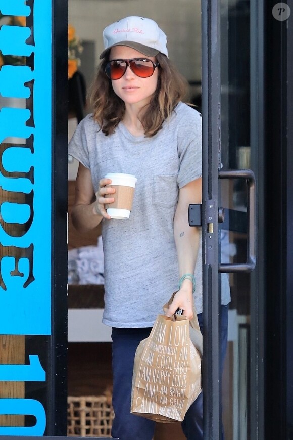 Exclusif - Ellen Page câline et embrasse sa compagne Emma Portner après avoir acheté des cafés à emporter au Cafe Gratitude à West Hollywood, le 12 juillet 2017