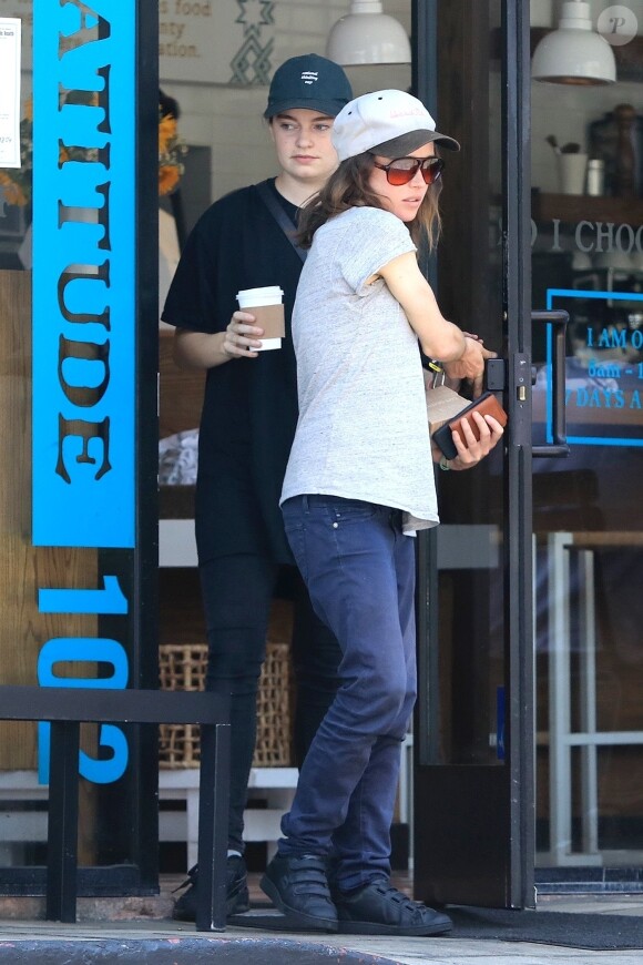 Exclusif - Ellen Page câline et embrasse sa compagne Emma Portner après avoir acheté des cafés à emporter au Cafe Gratitude à West Hollywood, le 12 juillet 2017