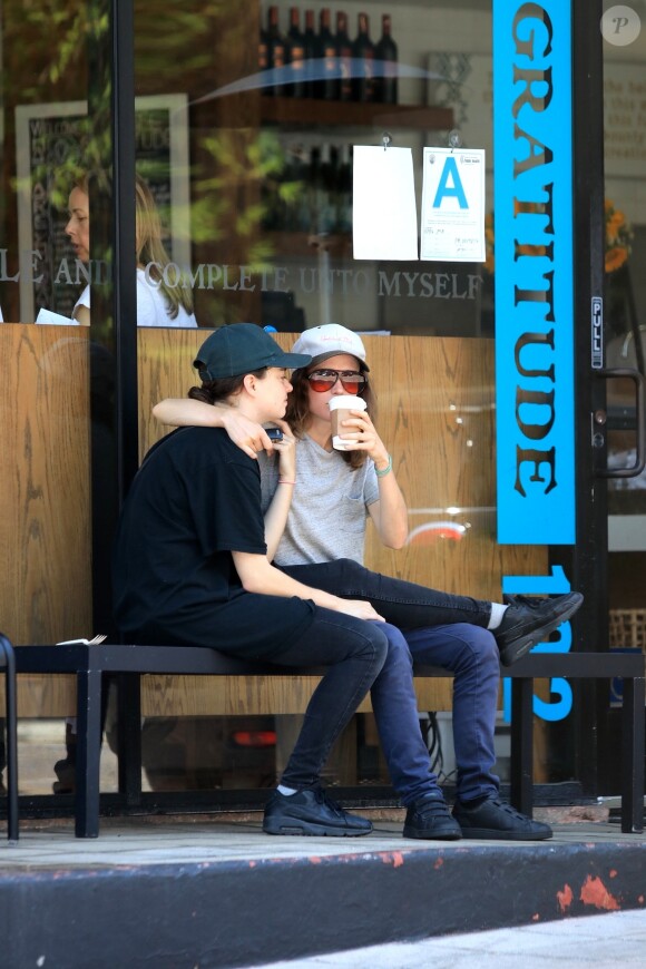 Exclusif - Ellen Page câline et embrasse sa compagne Emma Portner après avoir acheté des cafés à emporter au Cafe Gratitude à West Hollywood, le 12 juillet 2017