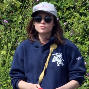 Exclusif - Ellen Page promène son chien à Echo Park Lake à Los Angeles, le 7 avril 2017