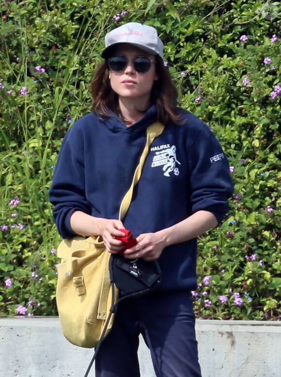 Exclusif - Ellen Page promène son chien à Echo Park Lake à Los Angeles, le 7 avril 2017