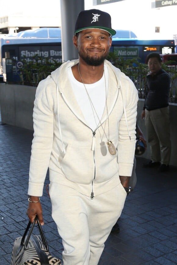 Usher va prendre l'avion avec son fils Naviyd Raymond à Los Angeles le 27 juin 2017.