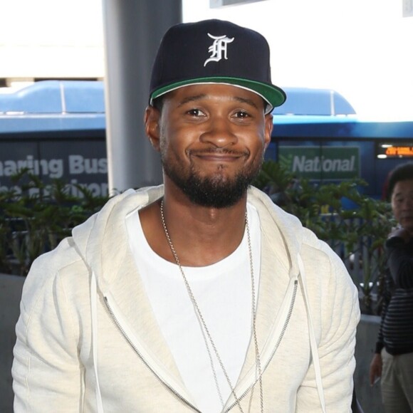 Usher va prendre l'avion avec son fils Naviyd Raymond à Los Angeles le 27 juin 2017.