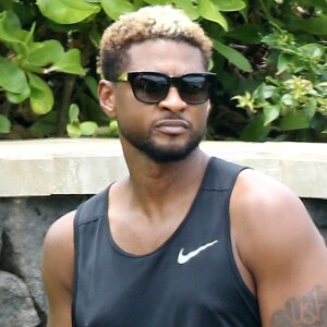 Usher fait du paddle en vacances avec des amis à Hawaii, le 9 mai 2017