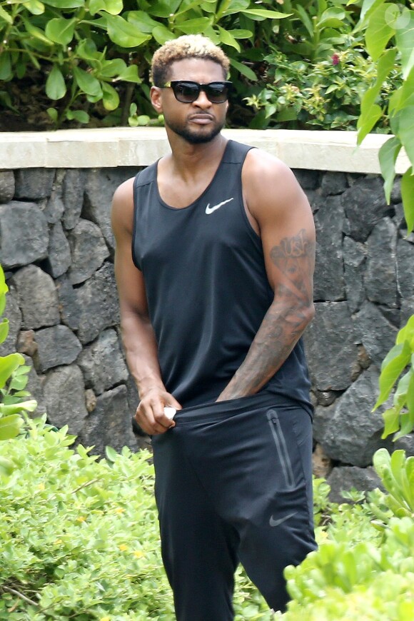 Usher fait du paddle en vacances avec des amis à Hawaii, le 9 mai 2017