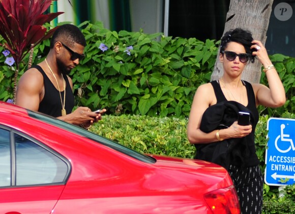 Info - Usher et Grace Miguel sont fiancés - Usher se promène avec sa compagne Grace Miguel dans les rues de Miami. Le 15 décembre 2014