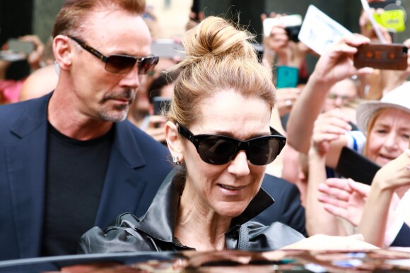 Céline Dion quitte l'hôtel Regent à Berlin, accompagnée de Pepe Munoz, le 24 juillet 2017.
