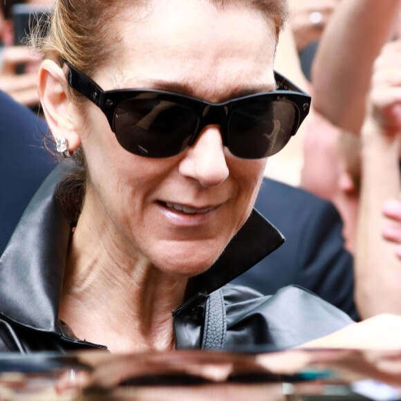 Céline Dion quitte l'hôtel Regent à Berlin, accompagnée de Pepe Munoz, le 24 juillet 2017.