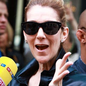 Céline Dion quitte l'hôtel Regent à Berlin, accompagnée de Pepe Munoz, le 24 juillet 2017.