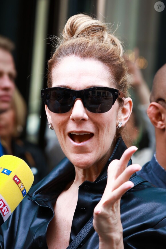 Céline Dion quitte l'hôtel Regent à Berlin, accompagnée de Pepe Munoz, le 24 juillet 2017.