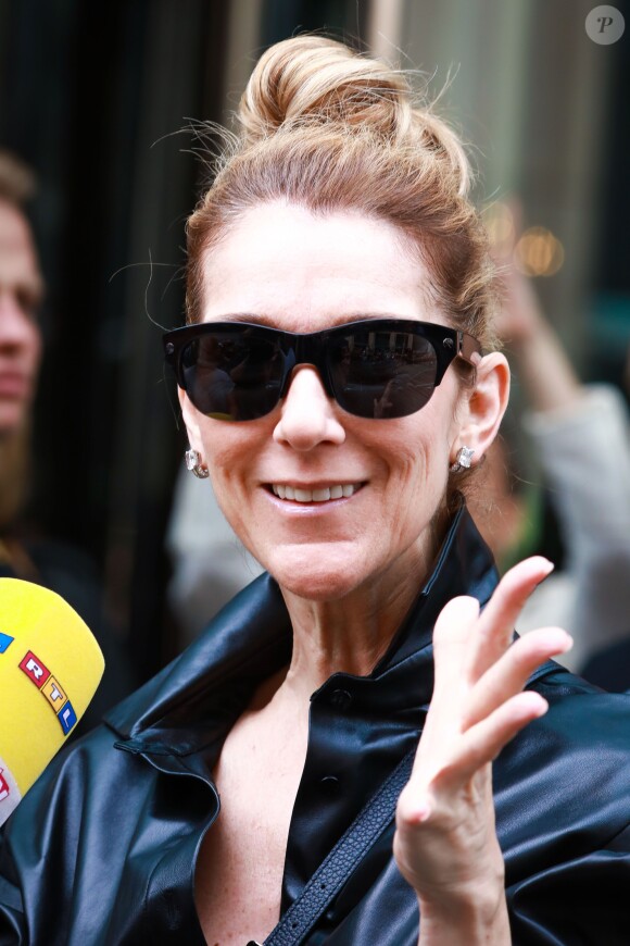 Céline Dion quitte l'hôtel Regent à Berlin, accompagnée de Pepe Munoz, le 24 juillet 2017.