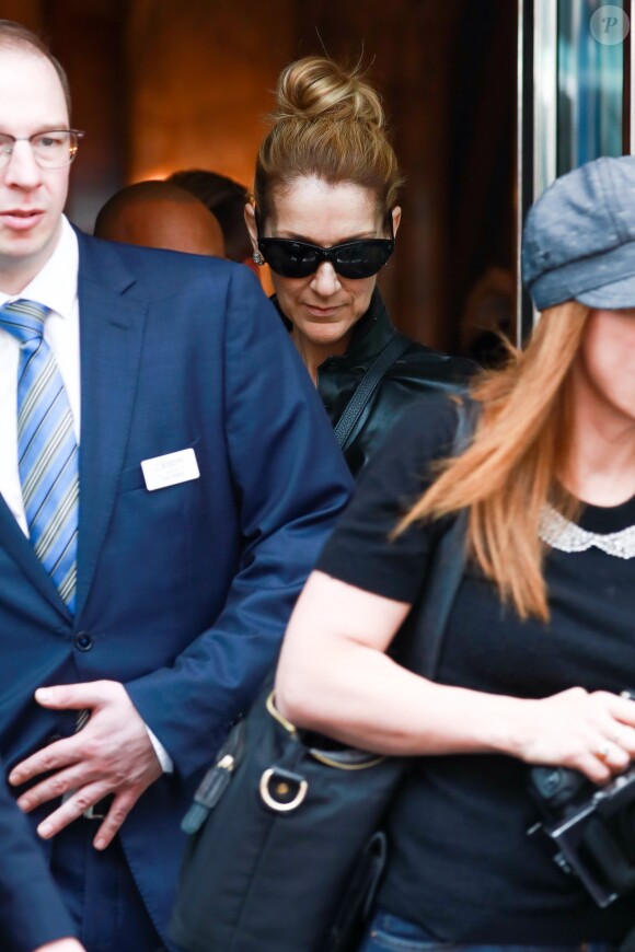 Céline Dion quitte l'hôtel Regent à Berlin, accompagnée de Pepe Munoz, le 24 juillet 2017.
