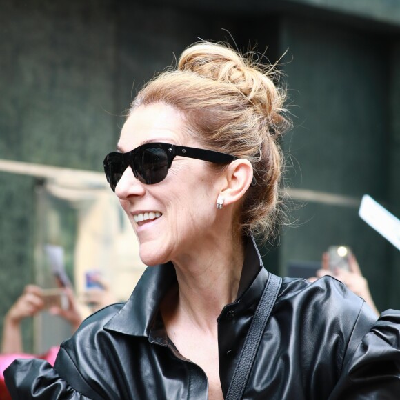 Céline Dion quitte l'hôtel Regent à Berlin, accompagnée de Pepe Munoz, le 24 juillet 2017.