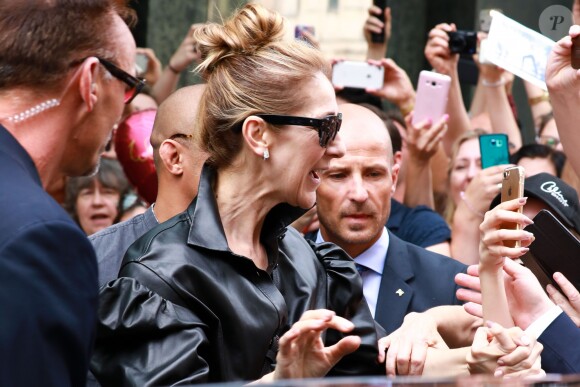 Céline Dion quitte l'hôtel Regent à Berlin, accompagnée de Pepe Munoz, le 24 juillet 2017.