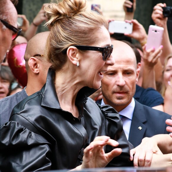 Céline Dion quitte l'hôtel Regent à Berlin, accompagnée de Pepe Munoz, le 24 juillet 2017.