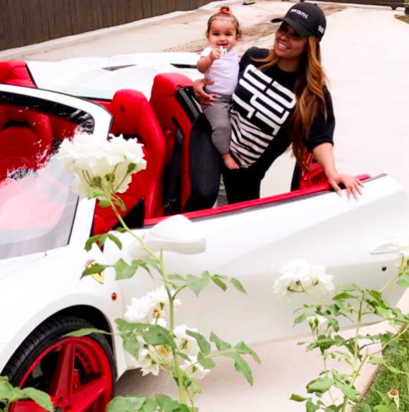 Blac Chyna pose avec sa nouvelle Ferrari et sa fille Dream - Photo publiée sur Instagram, le 24 juillet 2017