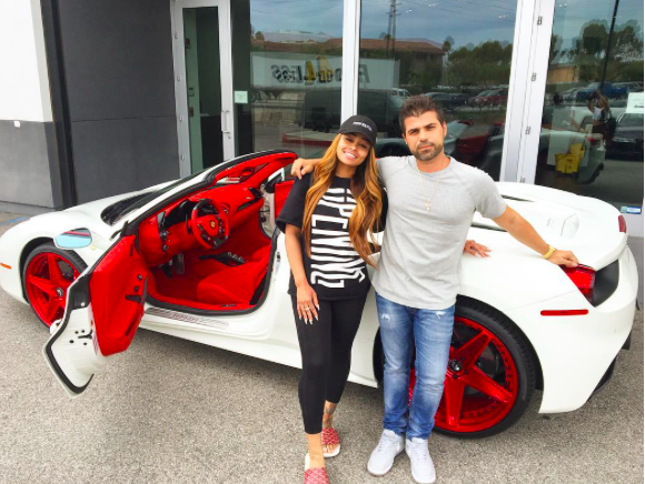 Blac Chyna pose avec sa nouvelle Ferrari - Photo publiée sur Instagram, le 24 juillet 2017
