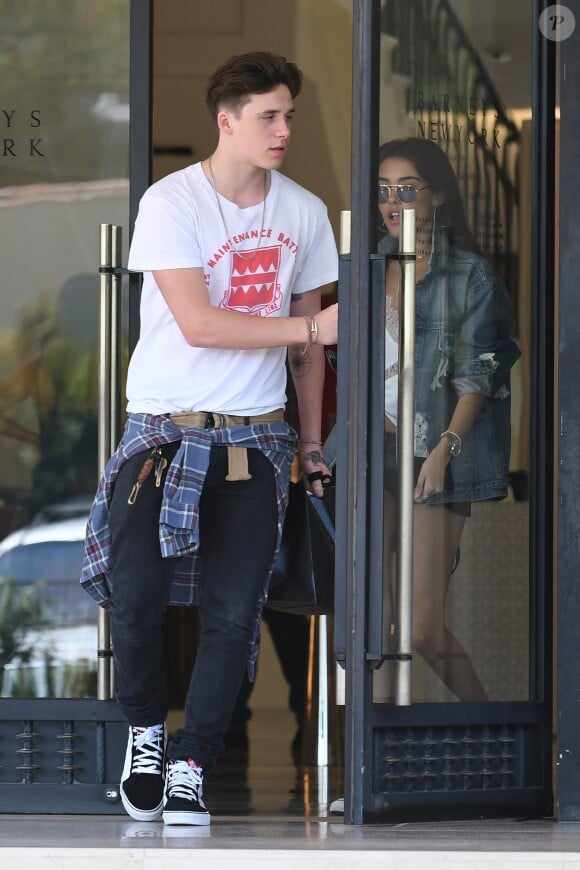 Madison Beer et son compagnon Brooklyn Beckham sont allés faire du shopping à Barneys New York à Beverly Hills, le 21 juillet 2017
