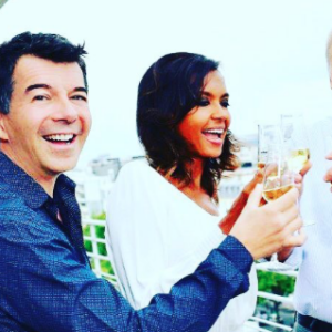 Karine Le Marchand, Stéphane Plaza, Nicolas de Tavernos (président du directoire d'M6 ) et Thomas Valentin (vice-président du groupe) sabrent le champagne. Juillet 2017.