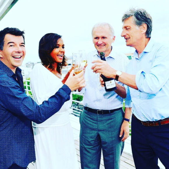 Karine Le Marchand, Stéphane Plaza, Nicolas de Tavernos (président du directoire d'M6 ) et Thomas Valentin (vice-président du groupe) sabrent le champagne. Juillet 2017.