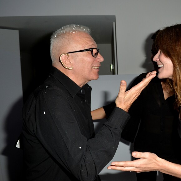 Le designer Jean Paul Gaultier et Carla Bruni-Sarkozy en backstage du défilé de mode "Jean Paul Gaultier", collection Haute-Couture automne-hiver 2017/2018, à Paris. Le 5 juillet 2017 © CVS-Veeren / Bestimage