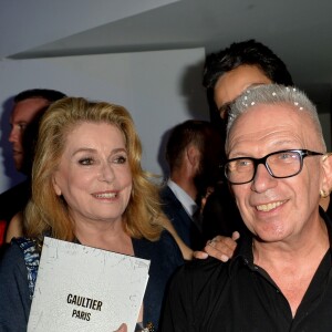 Gilles Dufour, Catherine Deneuve, le designer Jean Paul Gaultier et Carla Bruni-Sarkozy en backstage du défilé de mode "Jean Paul Gaultier", collection Haute-Couture automne-hiver 2017/2018, à Paris. Le 5 juillet 2017 © CVS-Veeren / Bestimage