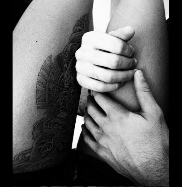 Shy'm met en scène l'un de ses tatouages, avec les mains de Benoît Paire, Instagram, 2 janvier 2017.