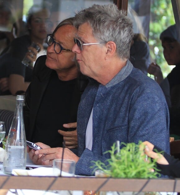 Exclusif - Les ex-maris de Yolanda Hadid, Mohamed Hadid et David Foster déjeunent ensemble à Beverly Hills, le 10 juin 2016.