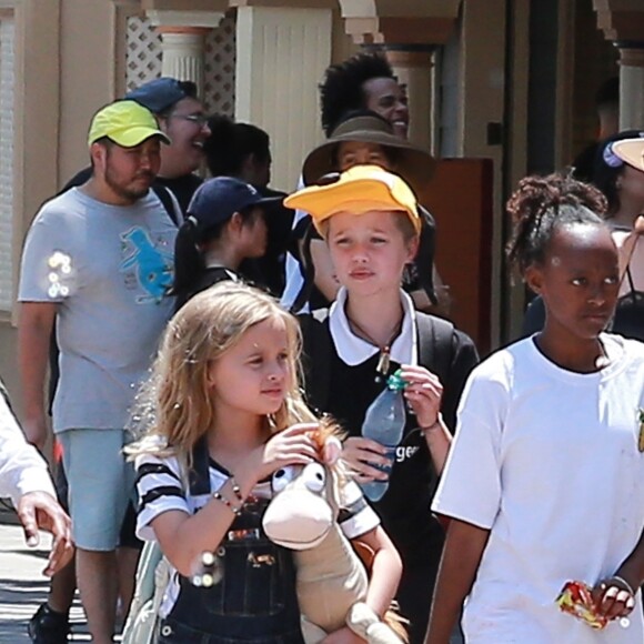 Angelina Jolie passe la journée à Disneyland pour fêter l'anniversaire des jumeaux Knox et Vivienne (9 ans) à Anaheim. La jeune Zahara les accompagne. Le 12 juillet 2017