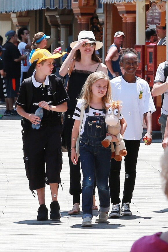 Angelina Jolie passe la journée à Disneyland pour fêter l'anniversaire des jumeaux Knox et Vivienne (9 ans) à Anaheim. La jeune Zahara les accompagne. Le 12 juillet 2017