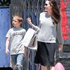 Exclusif - Angelina Jolie fait du shopping avec son fils Knox Leon Jolie-Pitt à Los Angeles. Angelina semble ne pas porter de soutien gorge…. le 7 juillet 2017