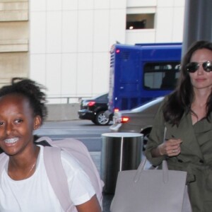 Exclusif - Angelina Jolie arrive à l'aéroport de Los Angeles avec ses enfants Le 17 Juin 2017