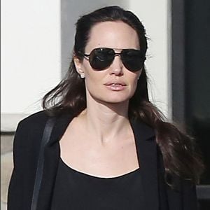 Exclusif -  Angelina Jolie et sa fille Shiloh, escortées par un garde du corps, vont faire des courses au supermarché puis passent acheter une guitare pour Shiloh chez Guitar Center. Los Angeles, le 24 avril 2017.