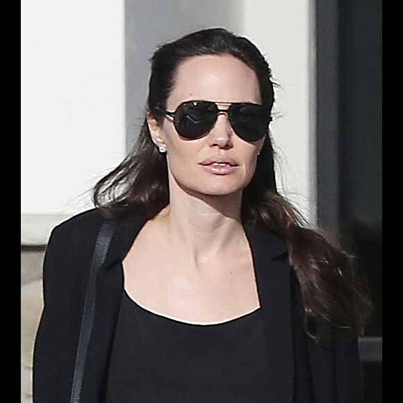 Exclusif -  Angelina Jolie et sa fille Shiloh, escortées par un garde du corps, vont faire des courses au supermarché puis passent acheter une guitare pour Shiloh chez Guitar Center. Los Angeles, le 24 avril 2017.
