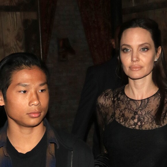 Pax Thien Jolie-Pitt et sa mère Angelina Jolie sortent du restaurant Tao à Los Angeles, le 14 mai 2017.