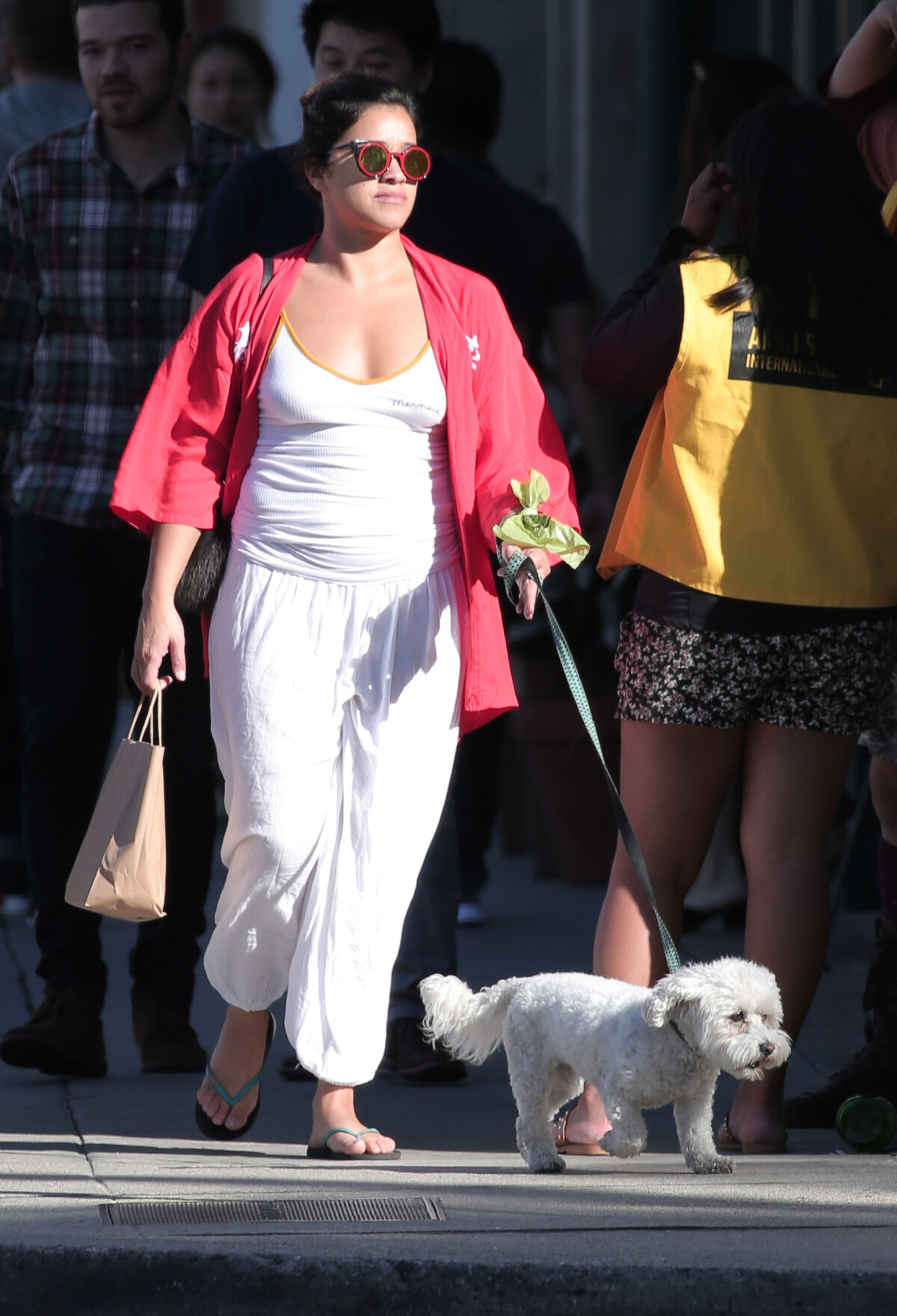 Photo : Exclusif - Gina Rodriguez promène son chien à Los Angeles, le 8  mars 2017. © CPA/Bestimage - Purepeople