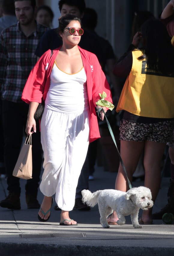 Exclusif - Gina Rodriguez promène son chien à Los Angeles, le 8 mars 2017. © CPA/Bestimage