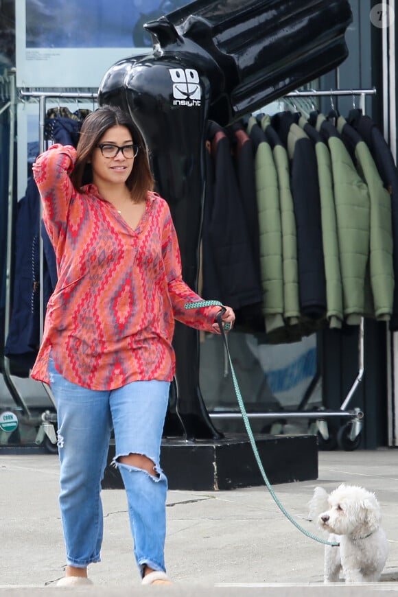 Exclusif - Gina Rodriguez retire de l'argent au distributeur avec une amie à Venice Beach, le 5 mars 2017.