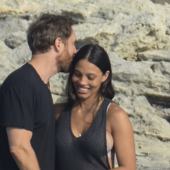 David Guetta et sa compagne Jessica Ledon passent leurs vacances avec des amis à Formentera en Espagne le 27 juin 2017.