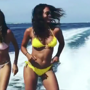 Jessica Ledon, petite amie de David Guetta, offrant une danse sexy avec deux amies lors de ses vacances à Ibiza le 26 juillet 2017