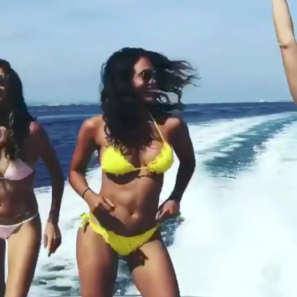 Jessica Ledon, petite amie de David Guetta, offrant une danse sexy avec deux amies lors de ses vacances à Ibiza le 26 juillet 2017