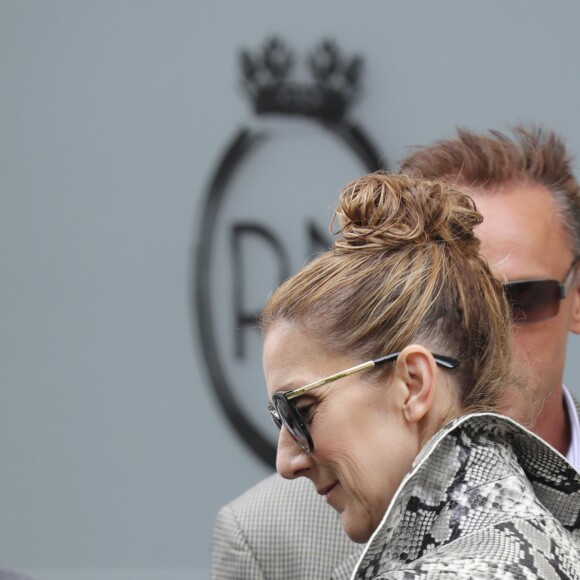 Céline Dion, surprise par l'accueil des photographes, quitte son hôtel, le "Royal Monceau", à Paris, pour se rendre à son concert à Birmingham. Le 27 juillet 2017