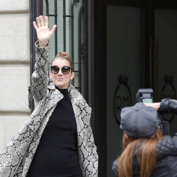 Céline Dion, surprise par l'accueil des photographes, quitte son hôtel, le "Royal Monceau", à Paris, pour se rendre à son concert à Birmingham. Le 27 juillet 2017